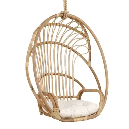 Mica Stuhl Blanca hängend mit Kissen – 91 × 61 × 113 cm (HxBxT) Frei schwingender Hängesessel aus natürlichem Rattan